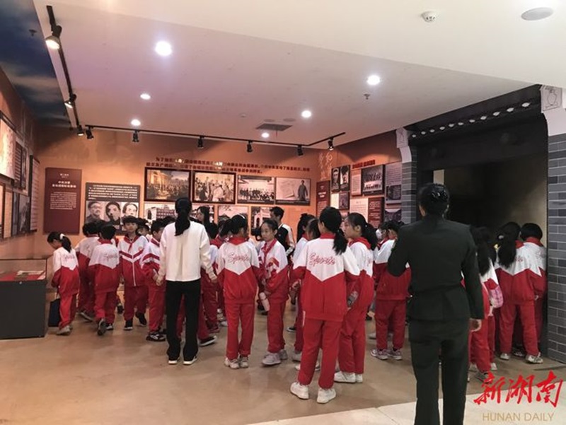 同学们参观湘南起义纪念馆，听讲解员讲解湘南起义革命故事