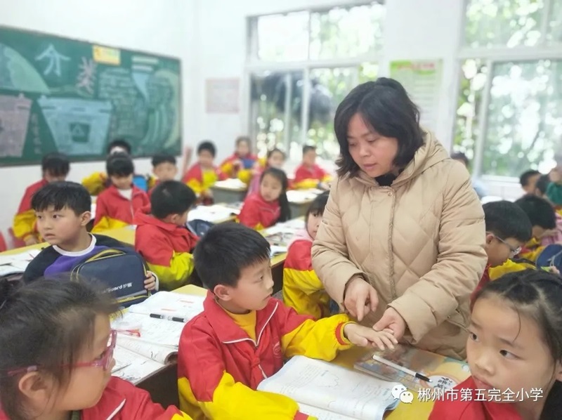 郴州市五完小政教处联合值周领导和值日老师对学校全体学生进行了个人卫生检查。