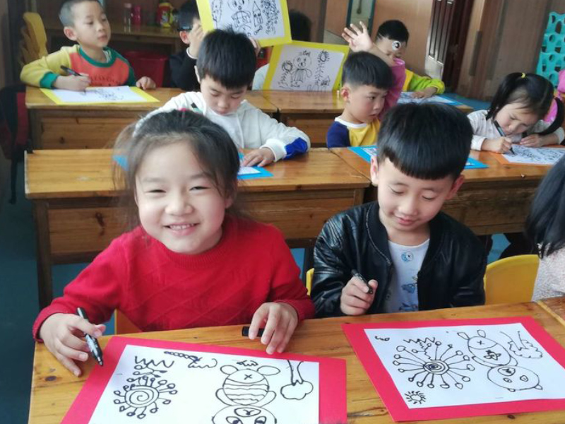 郴州市北湖区北斗幼儿园师生风采-幼儿园绘画课