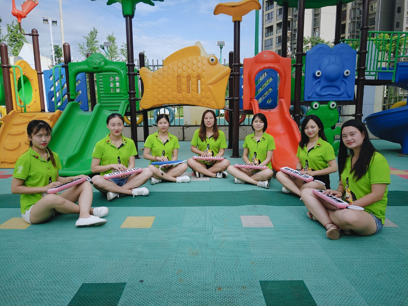 幼儿园美女老师手琴表演-郴州市苏仙区第二十八幼儿园师生风采