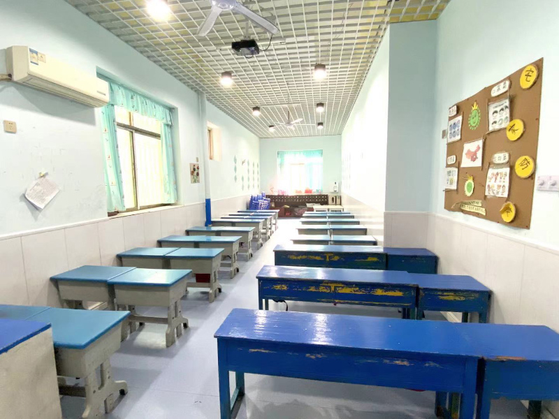 郴州市北湖区金桥幼儿园教室课桌教学环境