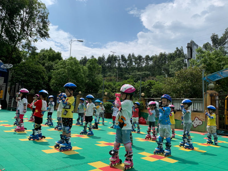 郴州市开发区金色启航幼儿园轮滑练习