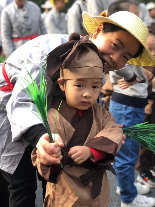 幼儿在学习插秧苗-自然教育课程-苏仙区第九幼儿园